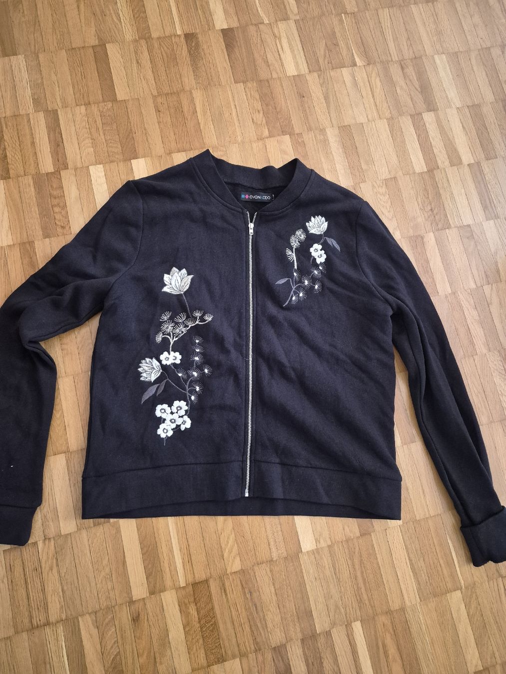 Giacche: Schwarze Übergangsjacke mit Blumenmuster, Grösse M – Nuovo (secondo la descrizione) da Pfäffikon ZH venduto da xxmopsxx