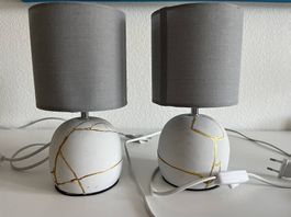 Zwei Nachttischlampen