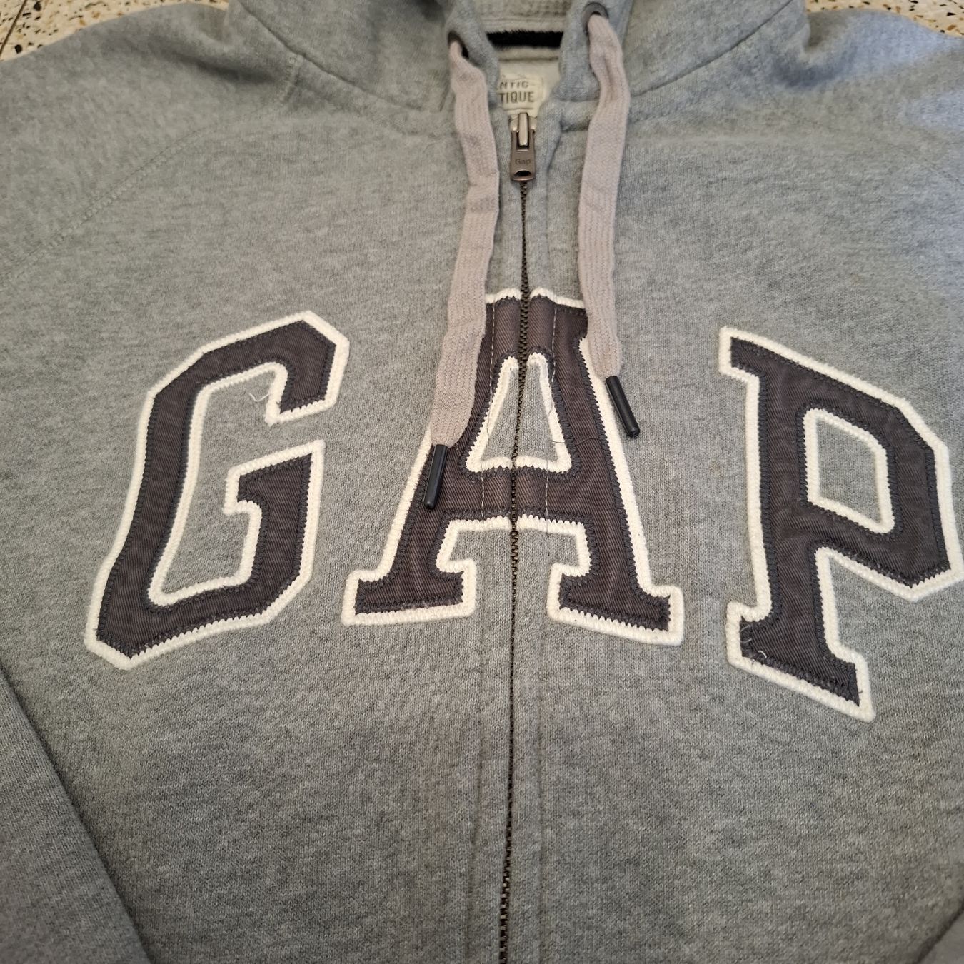 Gap Giacche: Sweat à capuche zippé GAP gris chiné - Taille S – Nuovo (secondo la descrizione) da Le Locle venduto da QUALI-PRIX 3