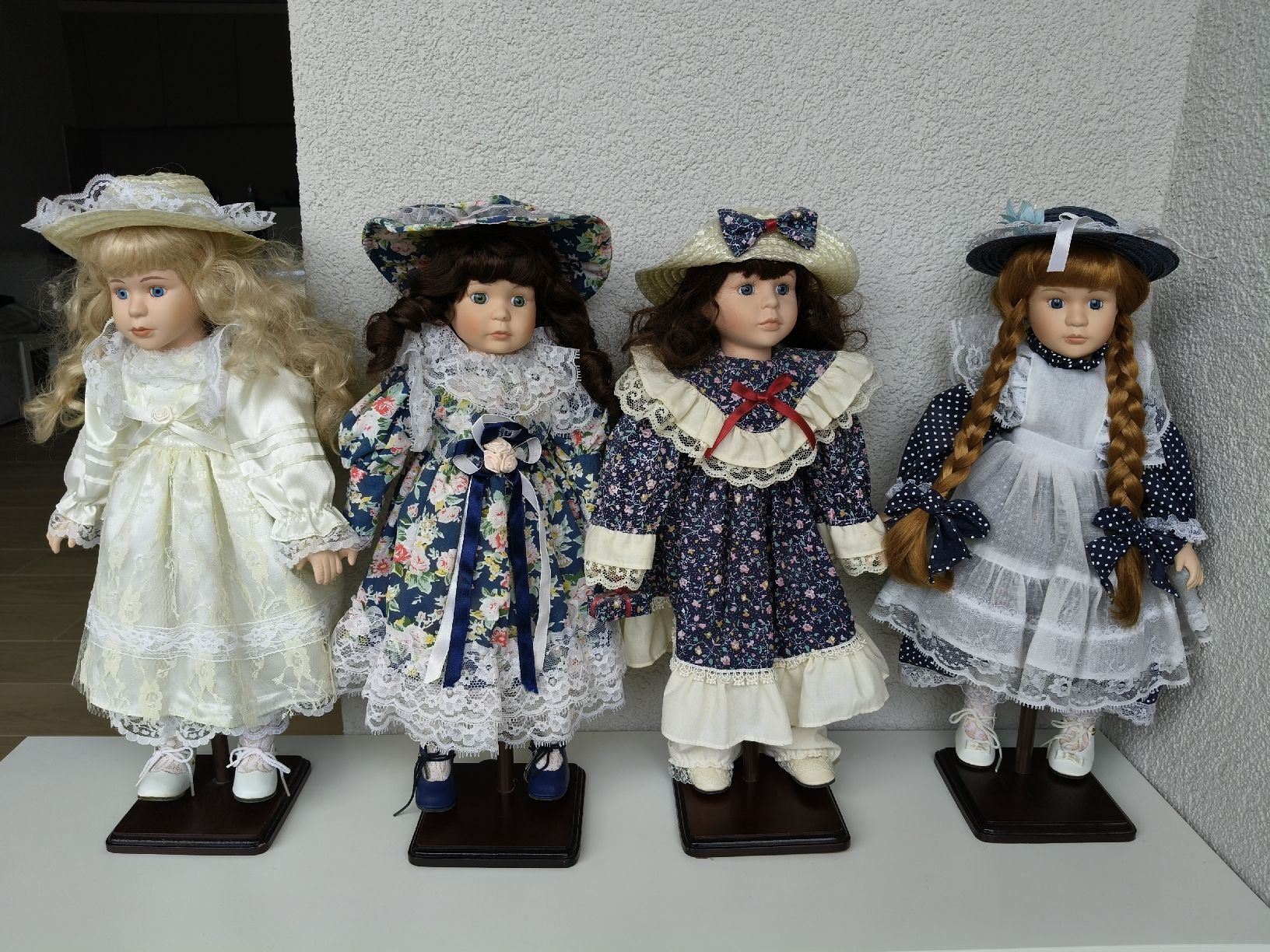 Bambole: 7 poupées porcelaine – Nuovo (secondo la descrizione) da Monthey venduto da lesaffairesdecamille 1