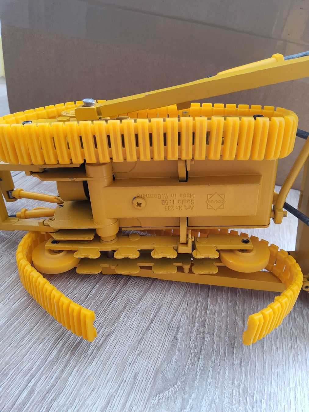Caterpillar Kit di modellismo & Modellini statici: Caterpillar D11N  Planierraupe Modellbau 1:50 – Difettoso da Mosnang venduto da Fischli730 1