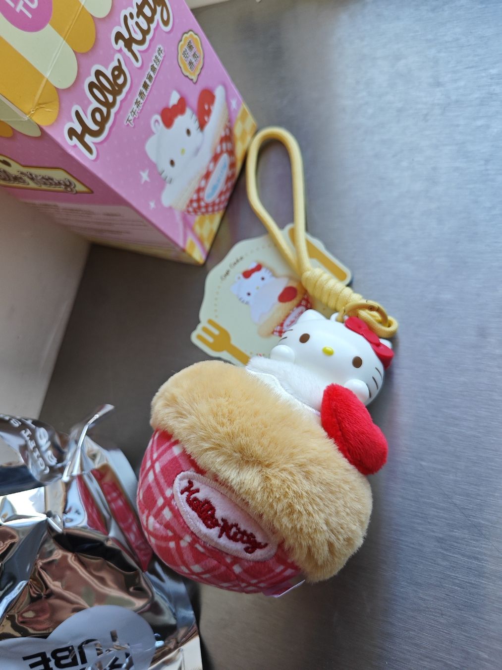 Sanrio Portachiavi: Miniso Hello Kitty Blind Box Anhänger  – Usato da Mellingen venduto da Krishi 3