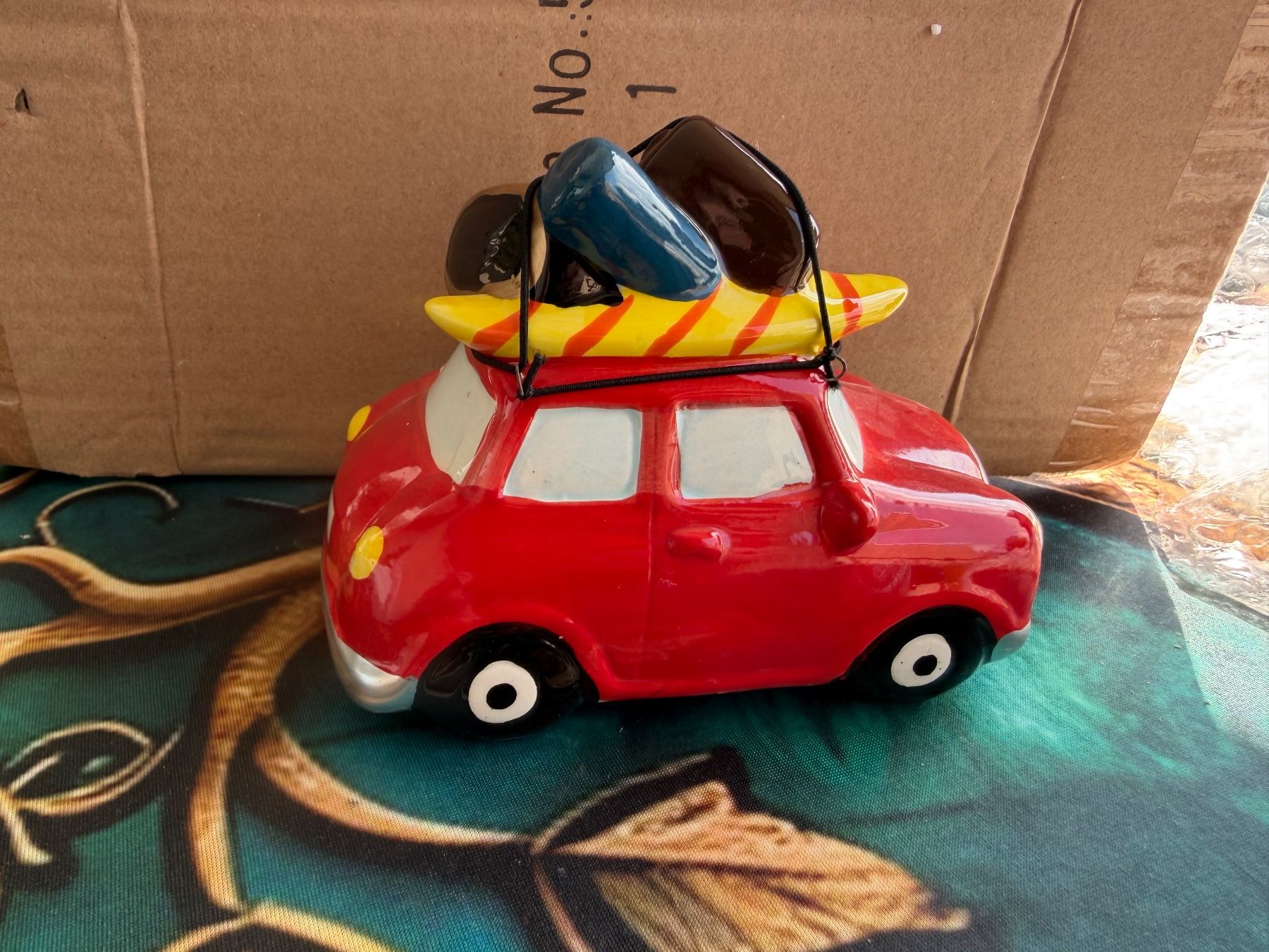 Salvadanai: Sparschwein  -   Keramik Auto mit Gepäck rote Farbe – Nuovo e nell'imballaggio originale da Frauenfeld venduto da Mung55