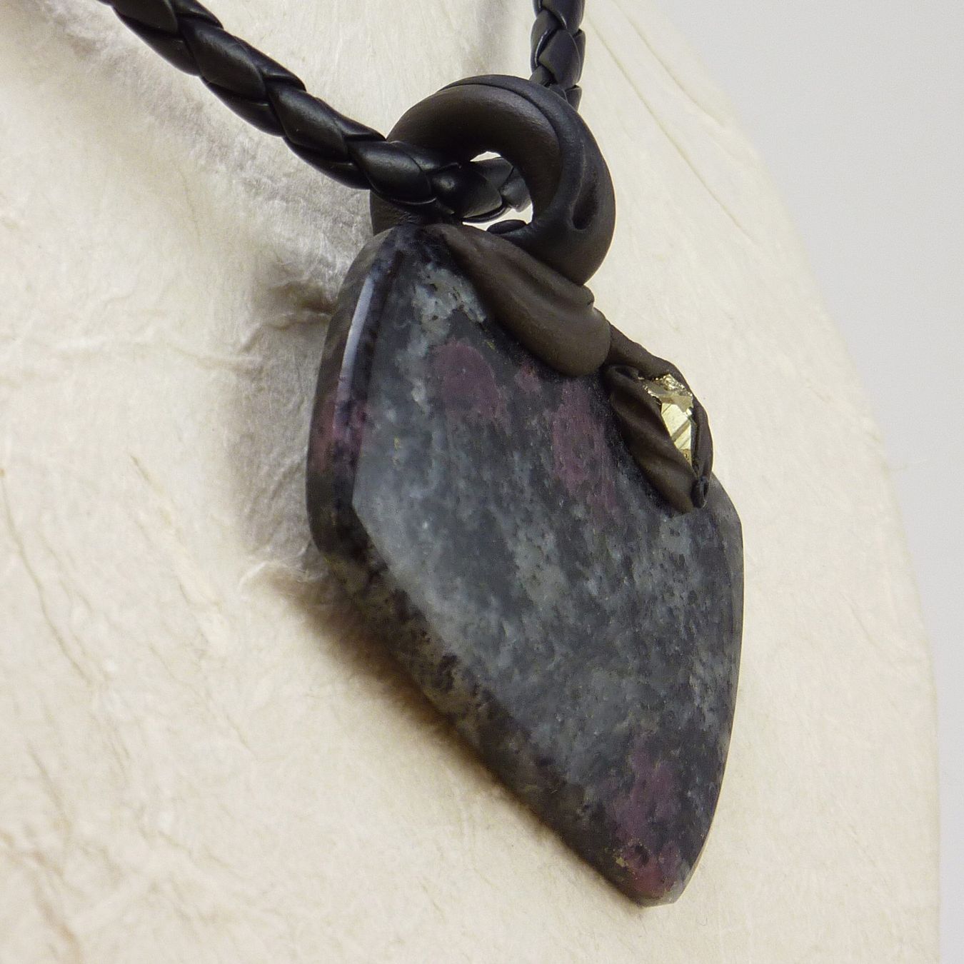 Pietre preziose: Spinell Steinanhänger in Matrix mit Pyrit auf Leder – Nuovo e nell'imballaggio originale da Meilen venduto da Byrd-bijoux 2