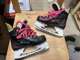 Eishockeyschuhe Bauer schwarz mit pinken Schnürsenkeln