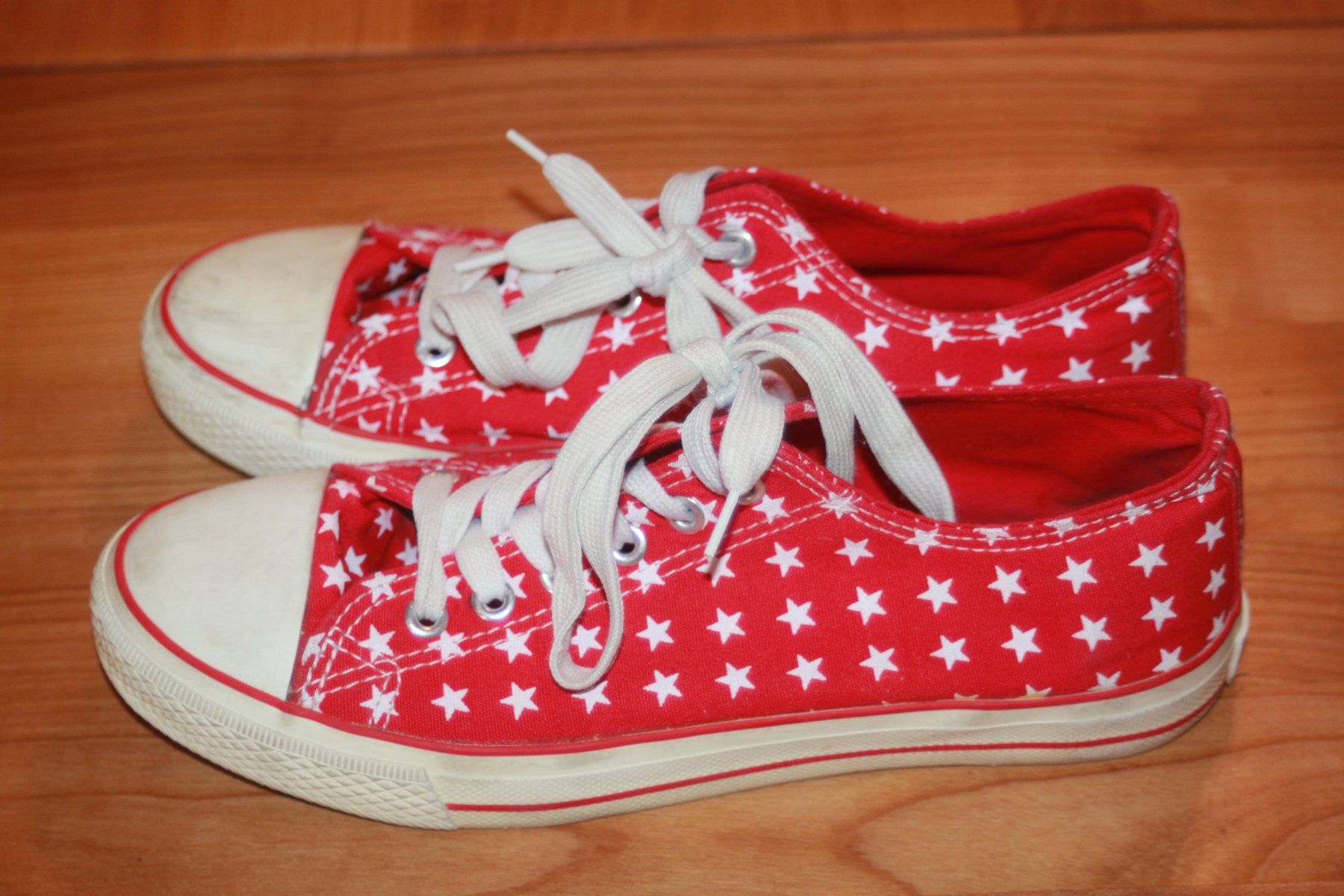 Scarpe per ragazze: rot weisse Stoffturnschuhe mit Sternchen 39 – Usato da Wenslingen venduto da Strick4Alpaca 1