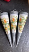 3 Blumenvasen Zink kegelförmig mit Fruchtmotiv gebraucht