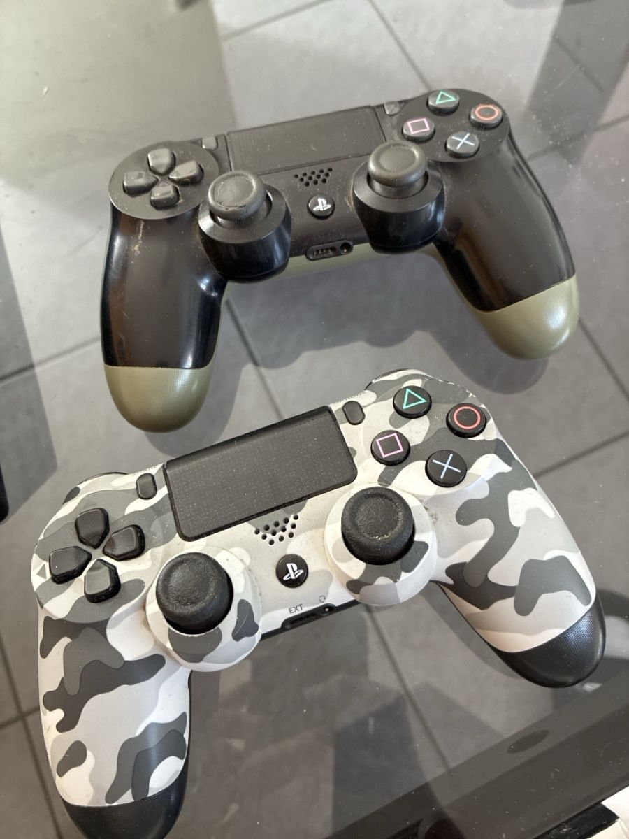 Sony Console: Consoles PlayStation 4 Pro avec 2 manettes et câbles – Usato da Semsales venduto da eme_gf9j 1