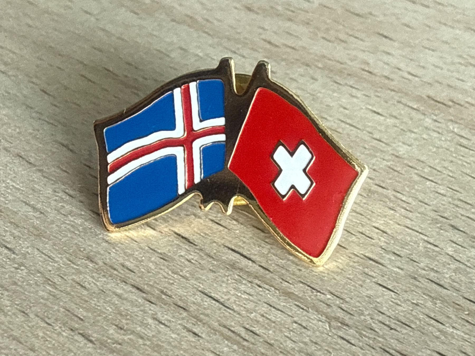 Placchette & Badge: Pin Island Schweiz – Usato da Glattbrugg venduto da Schweigmatt