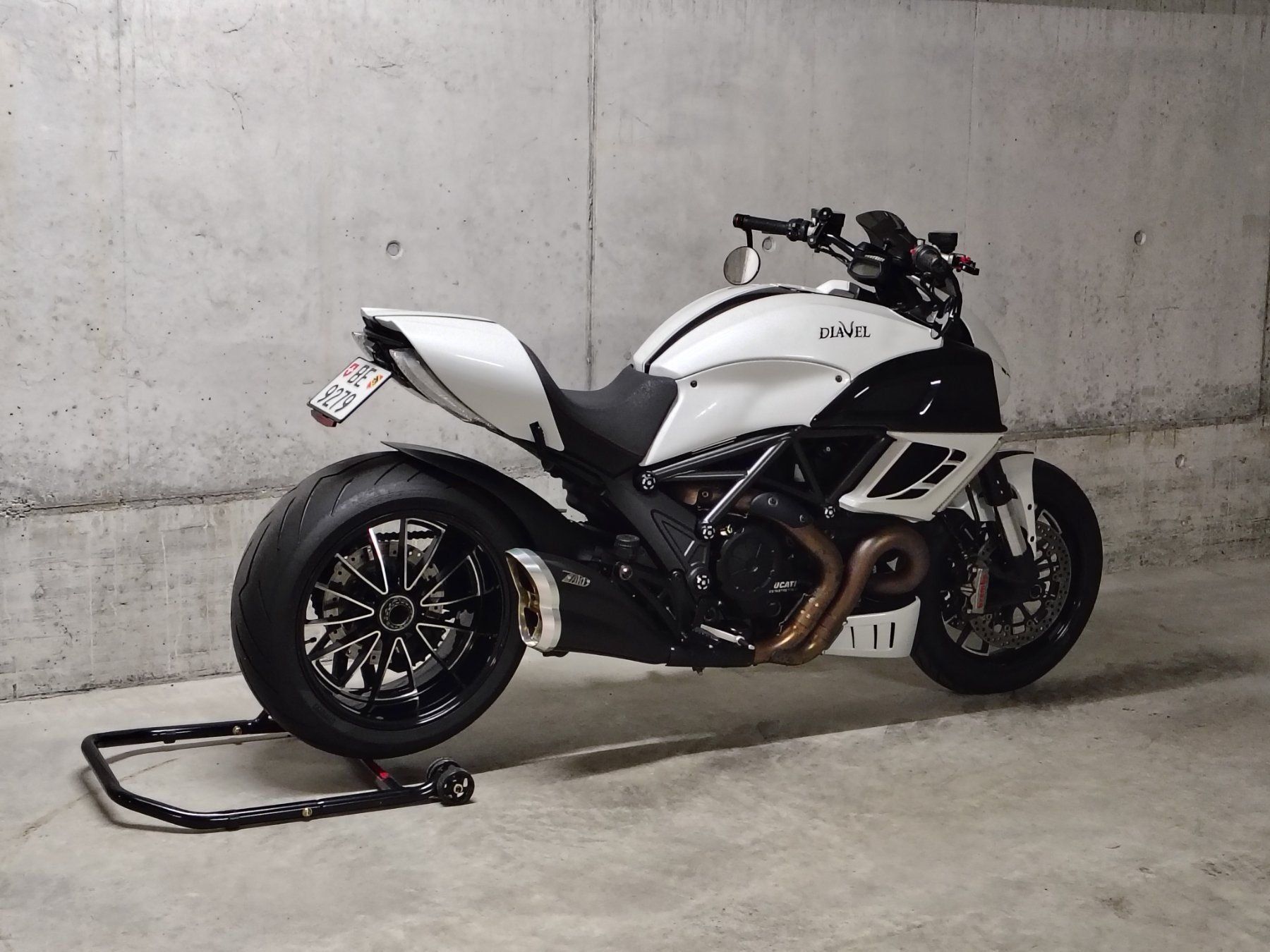 Béquilles: Hinterrad Montageständer Einarmständer schwarz Ducati Diavel – Neuf (Voir description) à Lotzwil par Breakray
