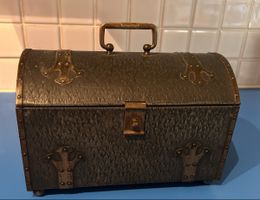 Alte Metalltruhe mit Keramikeinsatz 