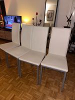 4 Stühle mit weissem Polster und silbernen Beinen