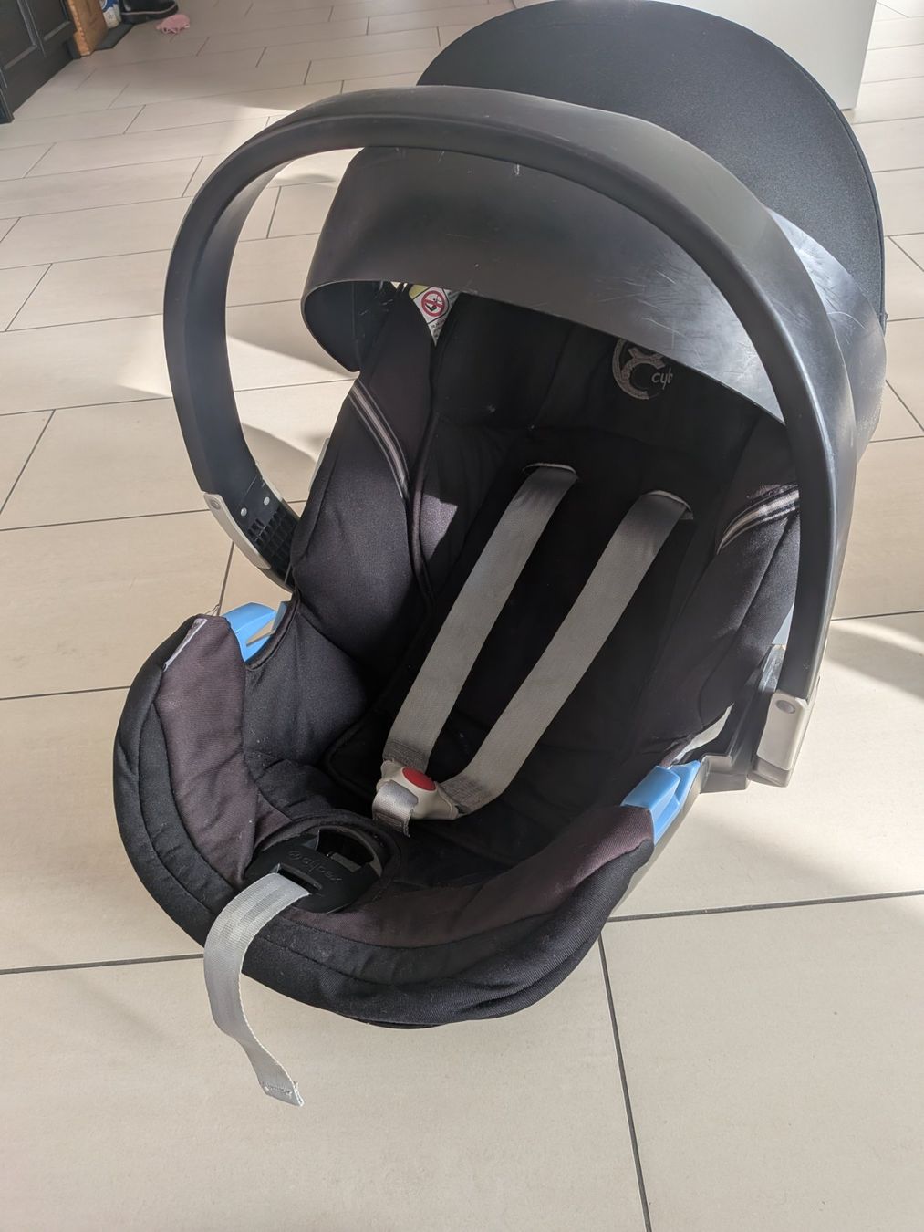 Cybex Seggiolini per auto: Cybex Babyschale mit Isofix-Station – Usato da Bülach venduto da gio_8qkh 1