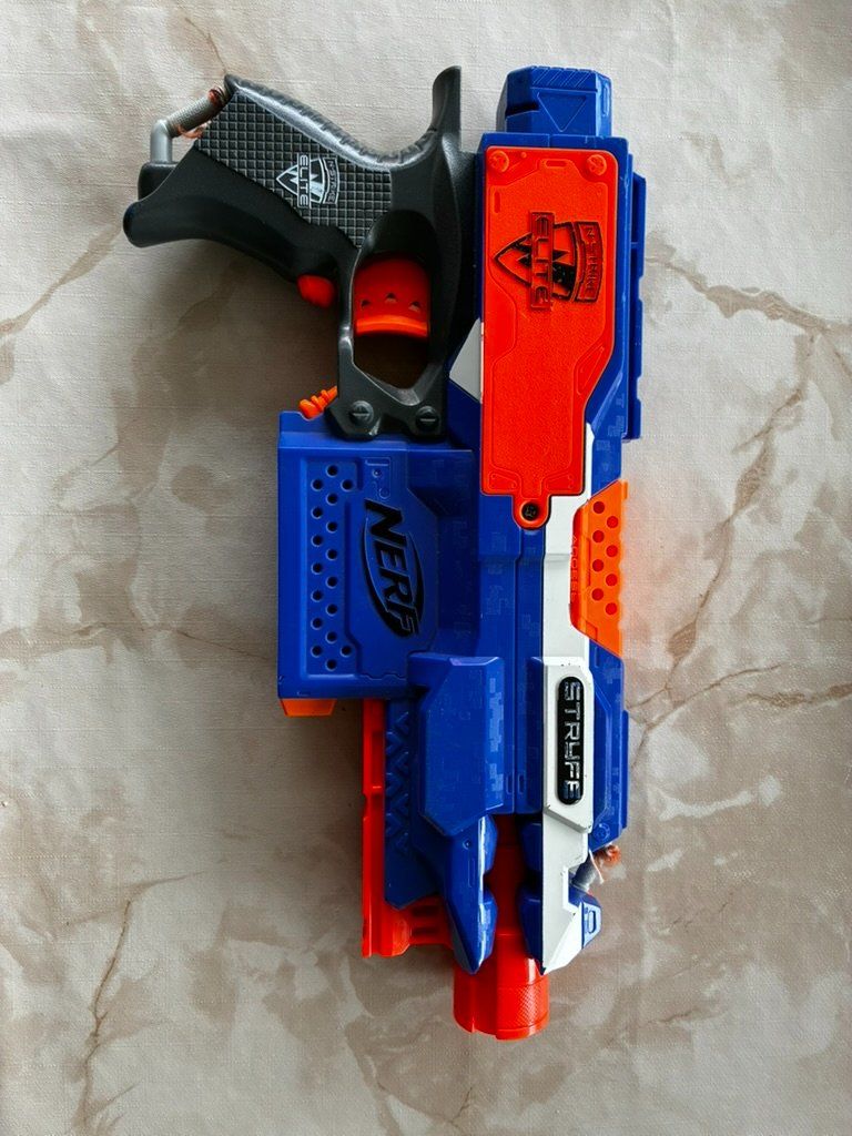 Nerf Giocattoli: Nerf Sammlung - diverse Blaster, Zubehör, ... – Usato da Hermetschwil-Staff venduto da sch_z9nc 1