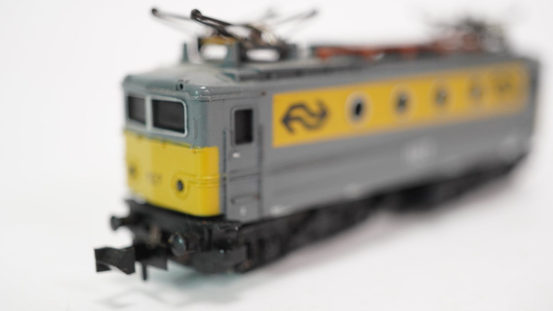 Trains électriques: e37 Spur N NS E-Lok 1127 graugelb – D'occasion à Thun par evinka_gmbh
