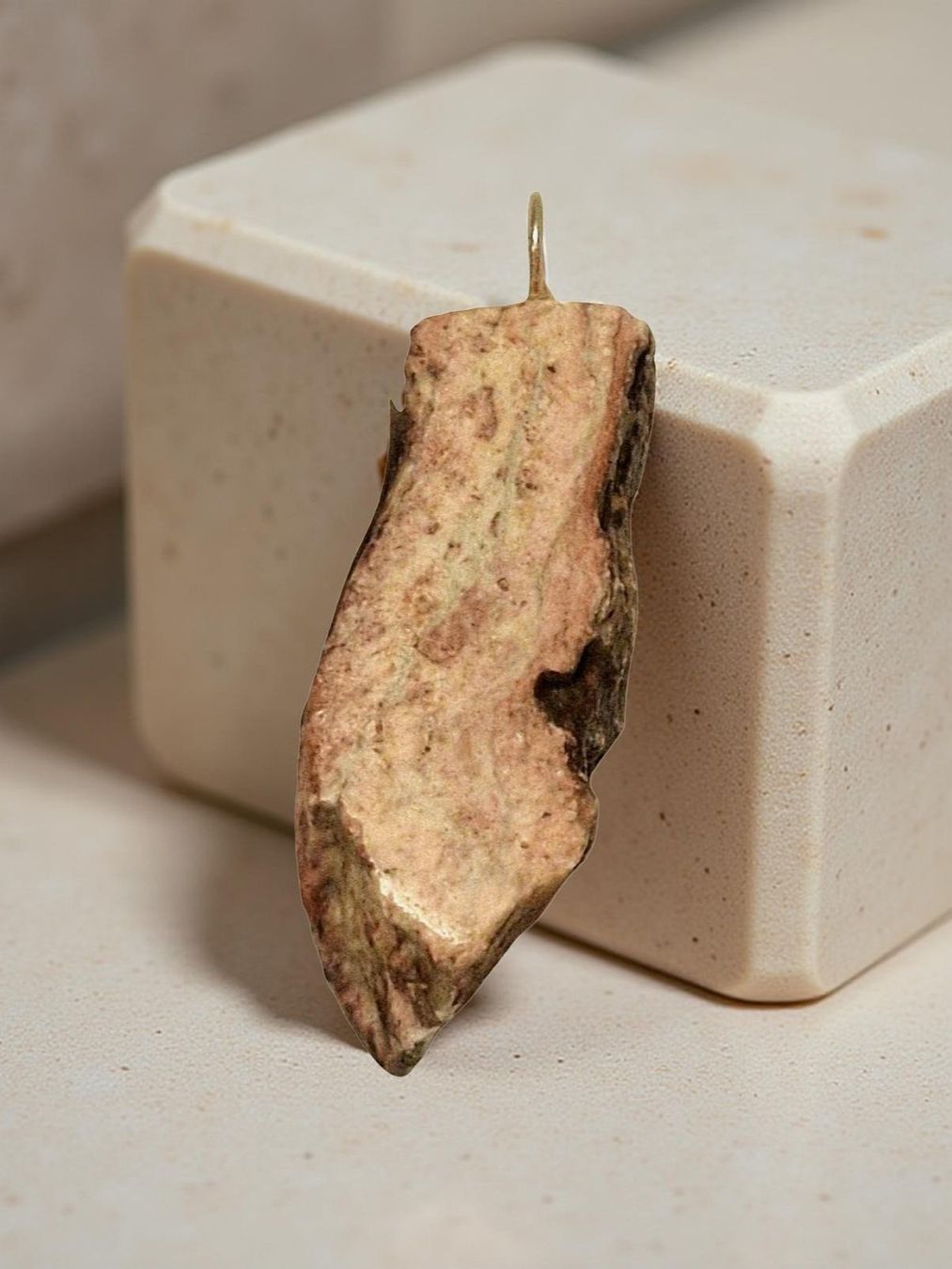 Minerali & Pietre curative: Kettenanhänger aus Schweizer rosa Alabaster – Nuovo e nell'imballaggio originale da Aarau venduto da Schmuckhoehle_MD 2