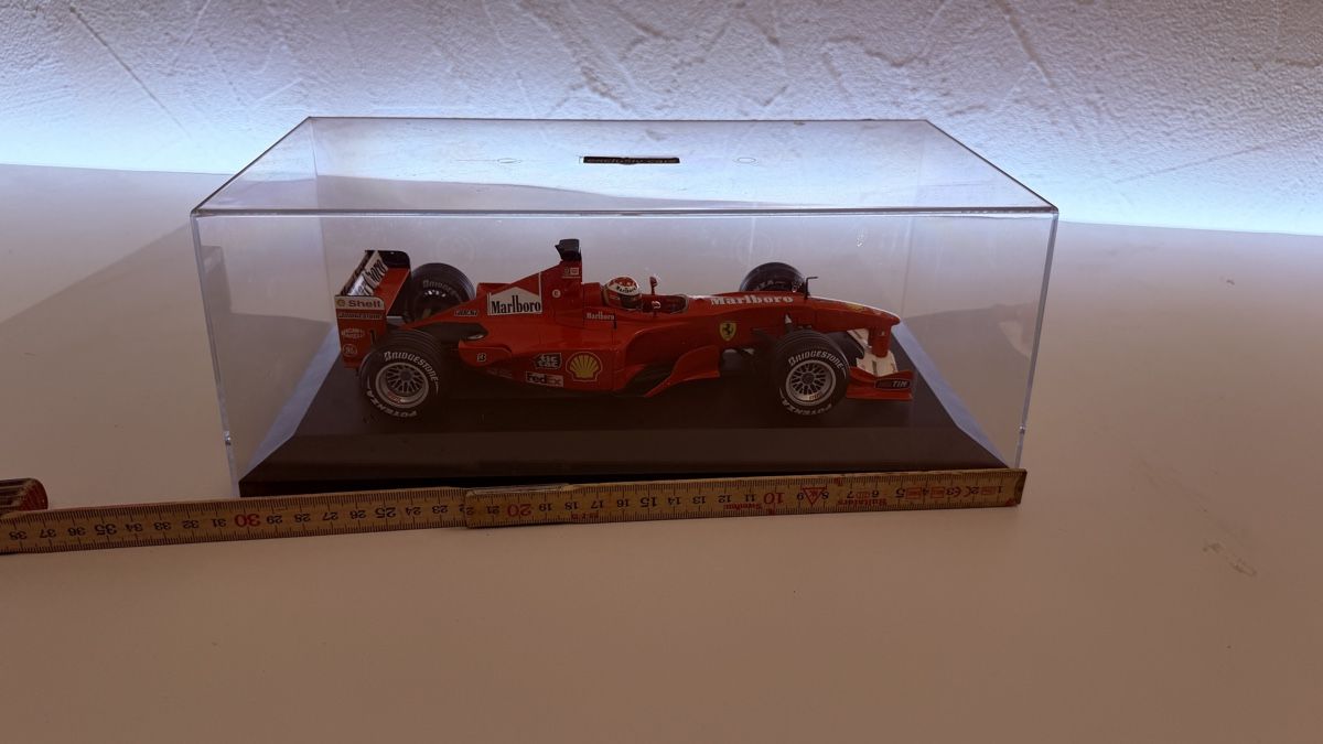Ferrari Modellautos: Ferrari Formel 1 Modellauto im Display Case  – Gebraucht aus Rotkreuz von perlengott