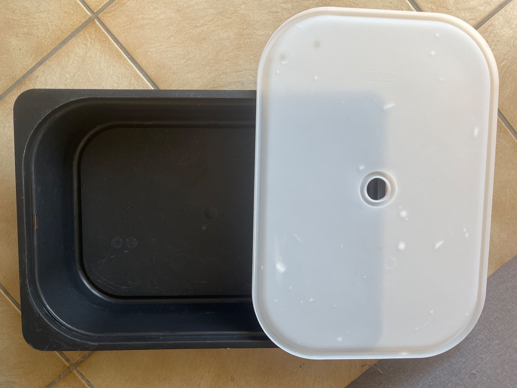 Ablagesysteme: Bac, box IKEA TROFAST noir avec couvercle blanc – Gebraucht aus Vernayaz von Darkfrost 2