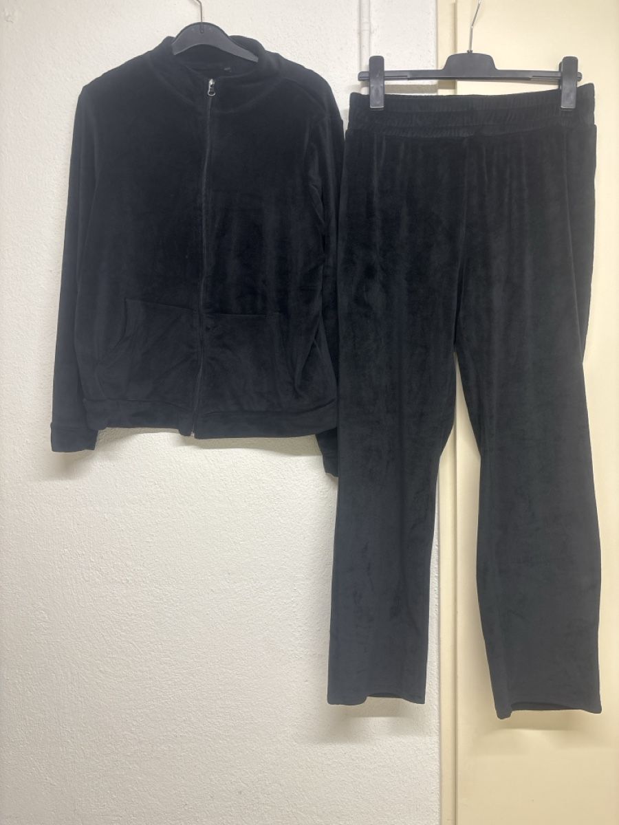 Anzüge & Kostüme: Chicoree Jogging Anzug Schwarz Samt Grösse M/L Damen(No) – Gebraucht aus Wallisellen von ASZT 1