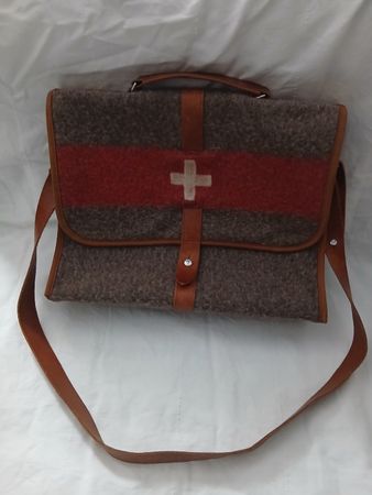 Karlen Swiss Umhängetsche Militärdecke