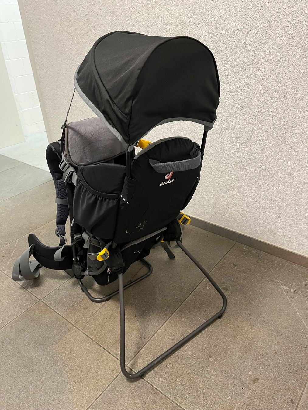 Deuter Marsupi portabebè: Deuter Kindertrage grau – Usato da Winterthur venduto da WintiSommer 4