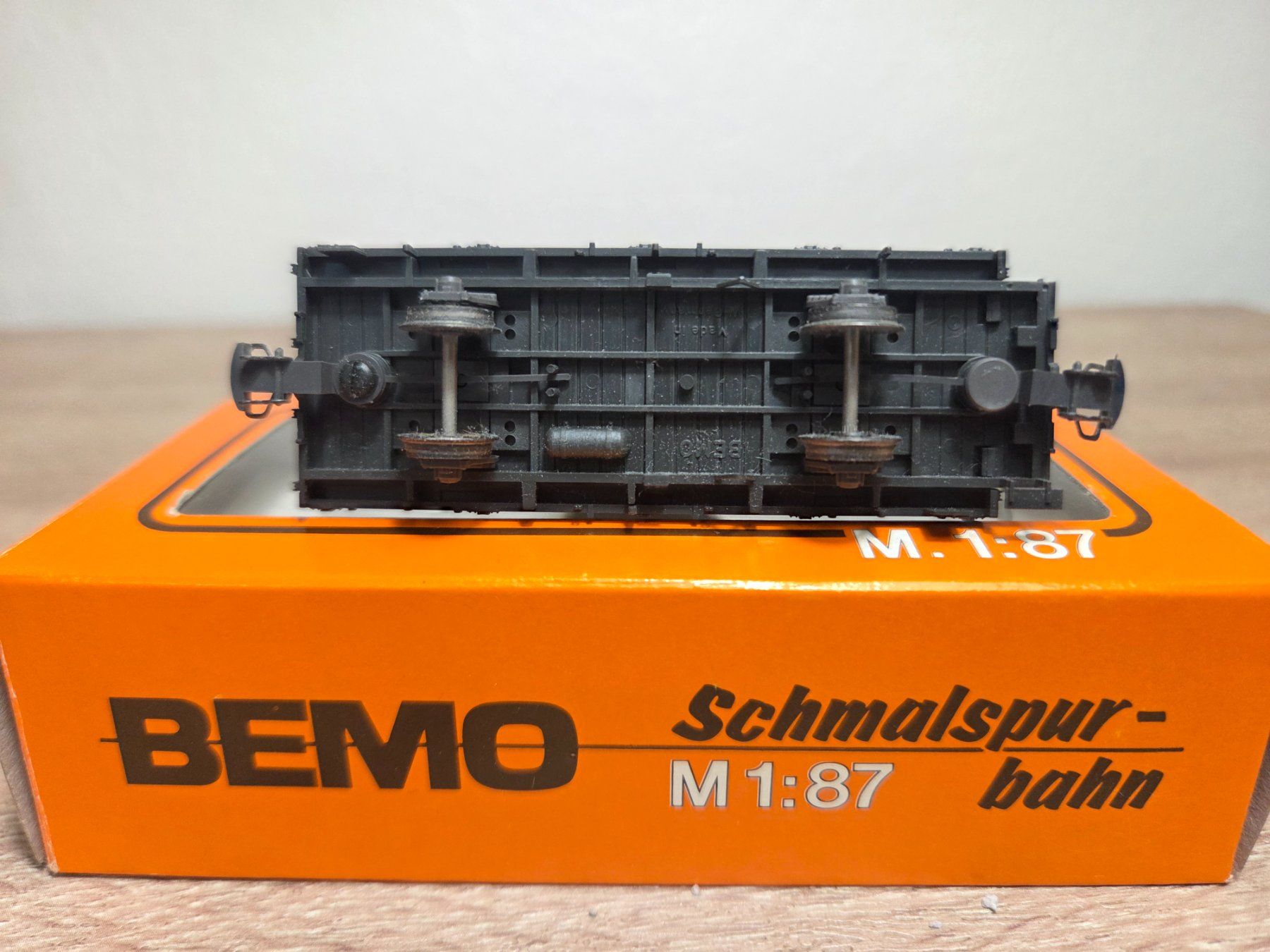 Bemo Modellini di ferrovie: Bemo 2257 Niederbordwagen RhB H0m – Usato da St-Aubin-Sauges venduto da Lo_Go 4