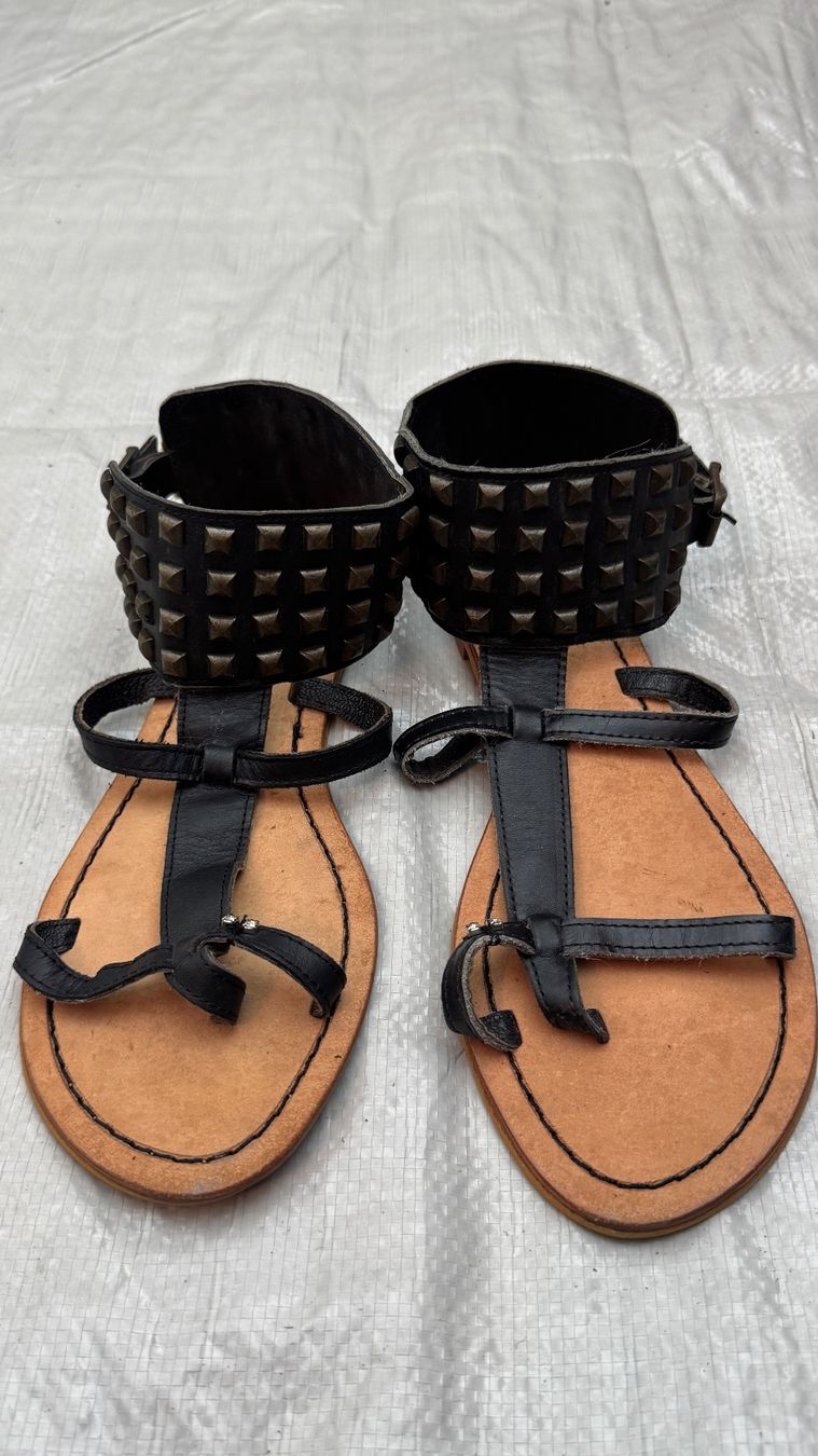 Scarpe da donna: Sandalen schwarz Nietendekor Grösse 39 – Usato da Fällanden venduto da Limousinenswiss 1