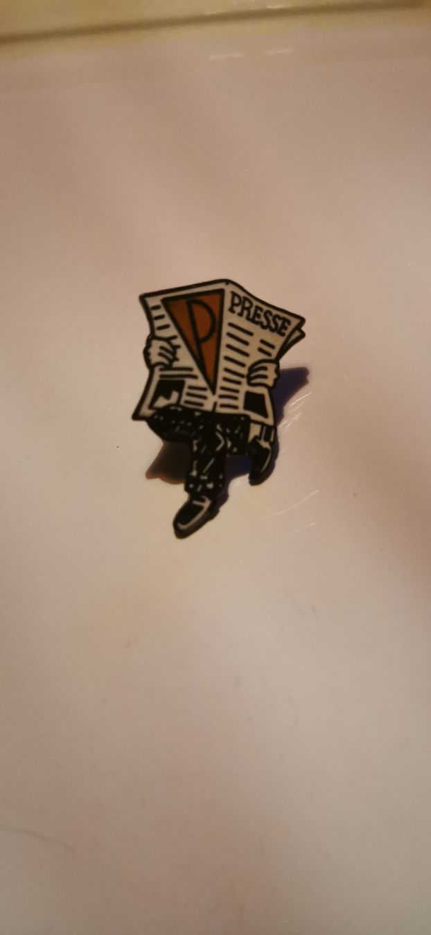 Placchette & Badge: Pin journal Presse  – Usato da Genève venduto da vins50