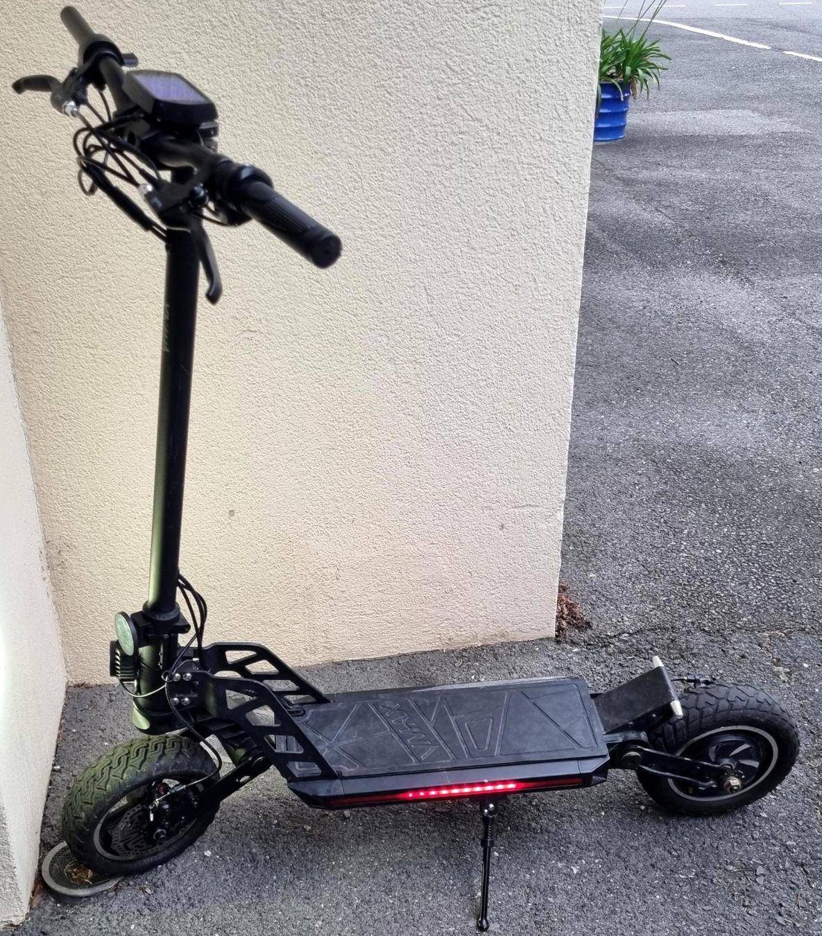 Scooters: Elektroroller VMAX G2 Pro LS trottinette scooter électrique – Defekt aus Collonges von arashee