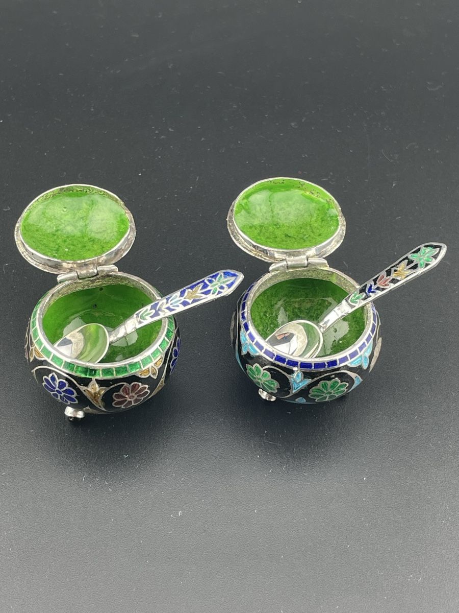 Set di piatti: Pair antique silver enamel salt cellars + spoons - India? – Usato da Genève venduto da PepitesdAlor 1