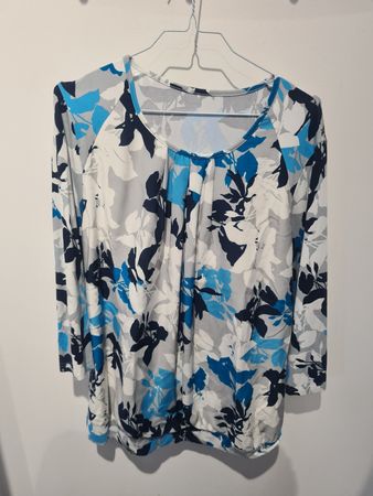 Schönes Frühlings-Damenoberteil mit Blumenprint Gr. 46/48