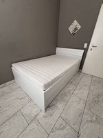 Bett mit Lattenrost und Matratze