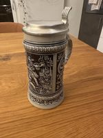 Chope à bière allemande traditionnelle en grès brun et étain