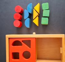Steckwürfel aus Holz,  Motorikspiel ab 18 Monaten