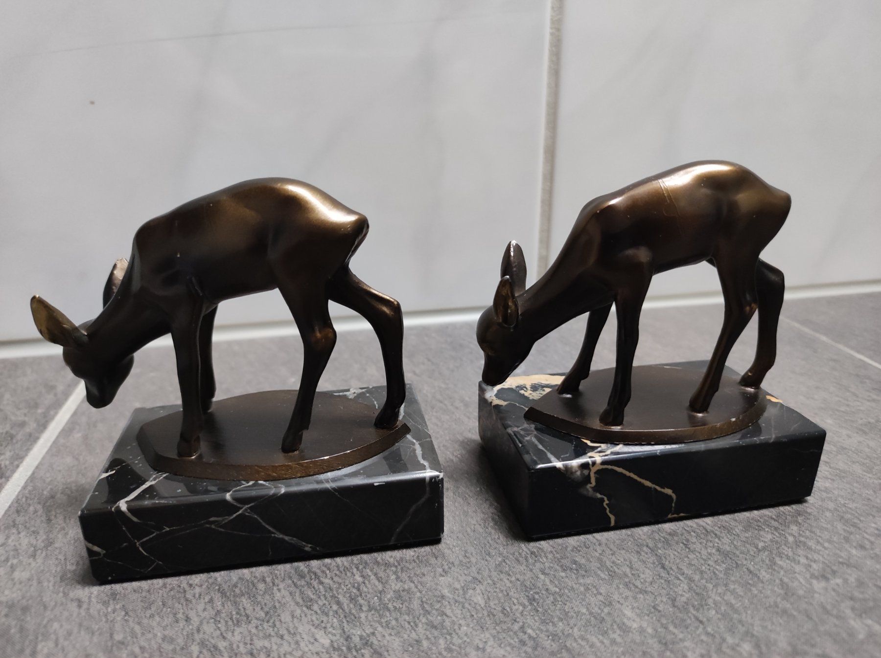 Statuette: Zwei Rehe auf Sockel, Material unbekannt – Usato da Wohlen AG venduto da Tikale 2
