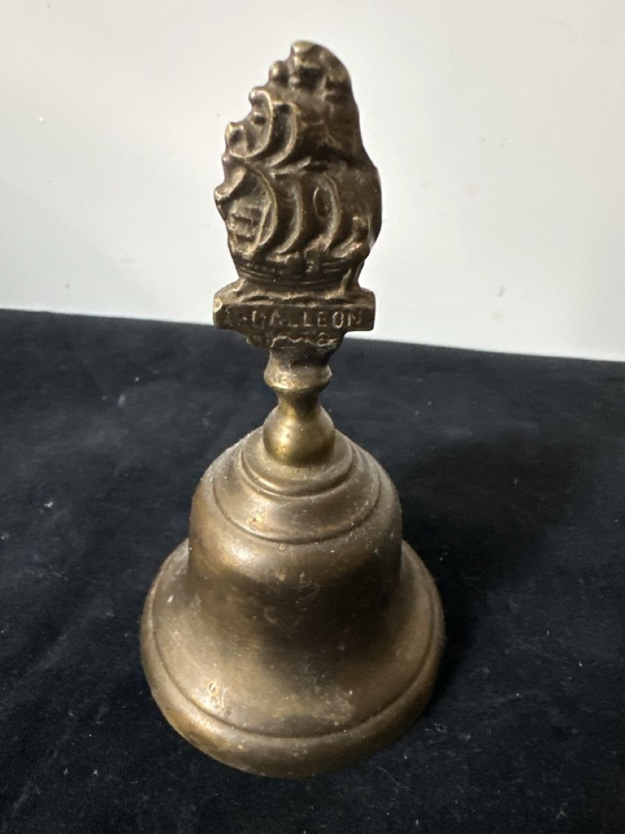 Glocken & Treicheln: Messingglocke mit Galeonenmotiv 1558 – Gebraucht aus Zürich von Chaeffeler 1