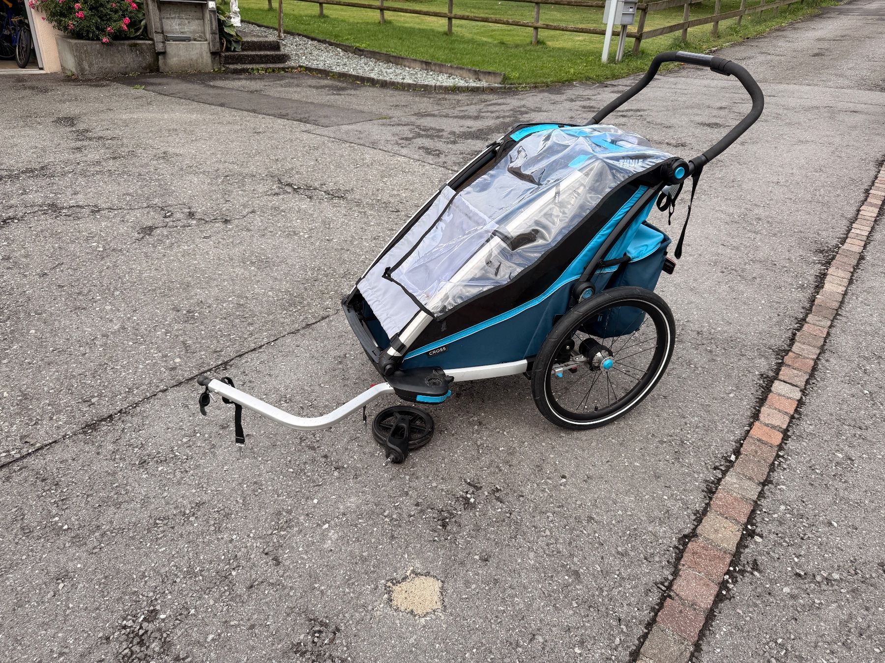 Thule Rimorchi: Thule Chariot Cross – Usato da Eschen venduto da sba_8jzv 2