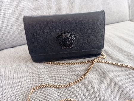Kleine Versace Umhängetasche Schwarz mit goldener Kette