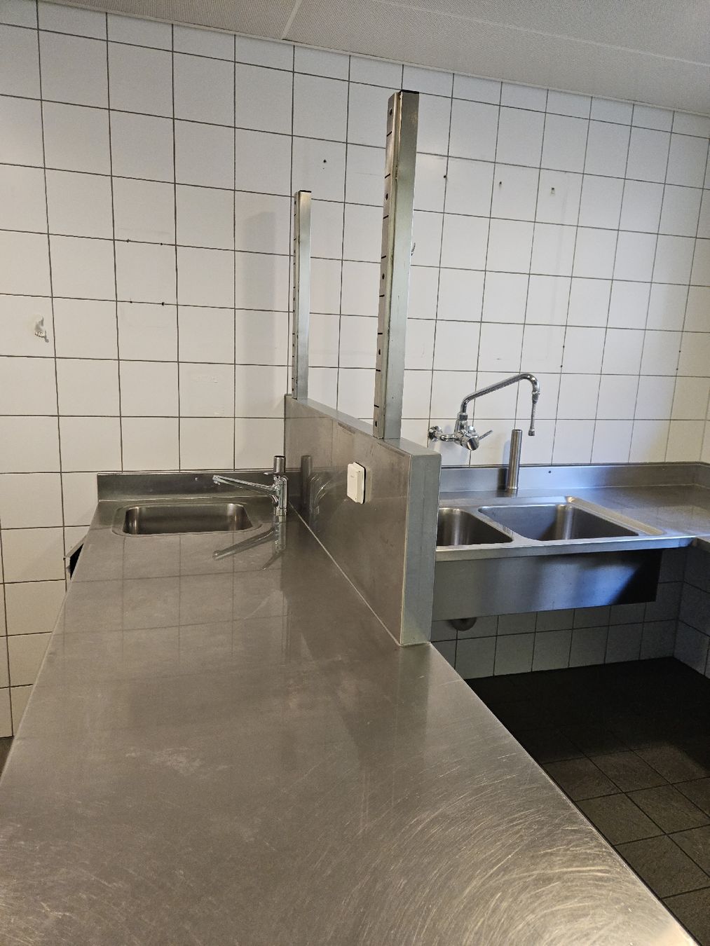 Komplettküchen: Arbeitskorpus kalte Küche Gastro – Gebraucht aus Morschach von Hanswi 1