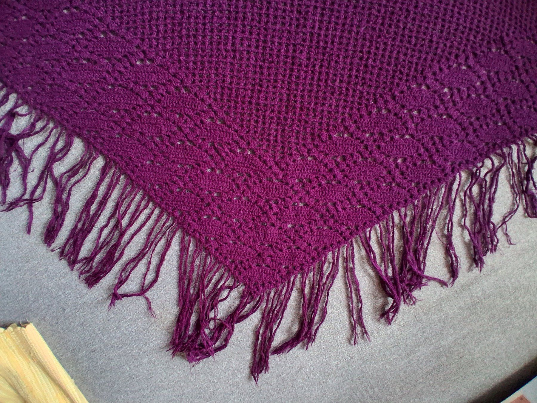 Foulard & Sciarpe: Grosser handgestrickter violetter Schal mit Fransen – Usato da Wald ZH venduto da e8e 4
