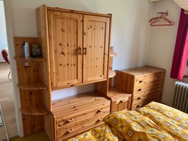 Schlafzimmer komplett (Bett, Matratzen, Kästli, Gestelle)