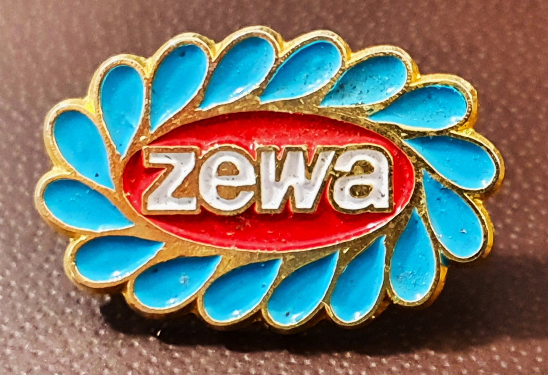 Placchette & Badge: R534 - Pin   zewa - Wisch & Weg... – Usato da Reinach BL venduto da Boston-Verkauf