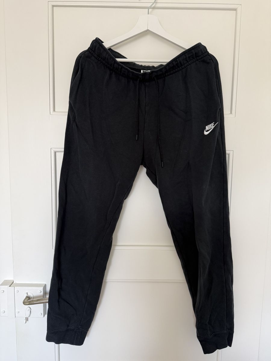 Nike Pantaloni: black nuke sweatpants  – Usato da Zürich venduto da ele_cj6q