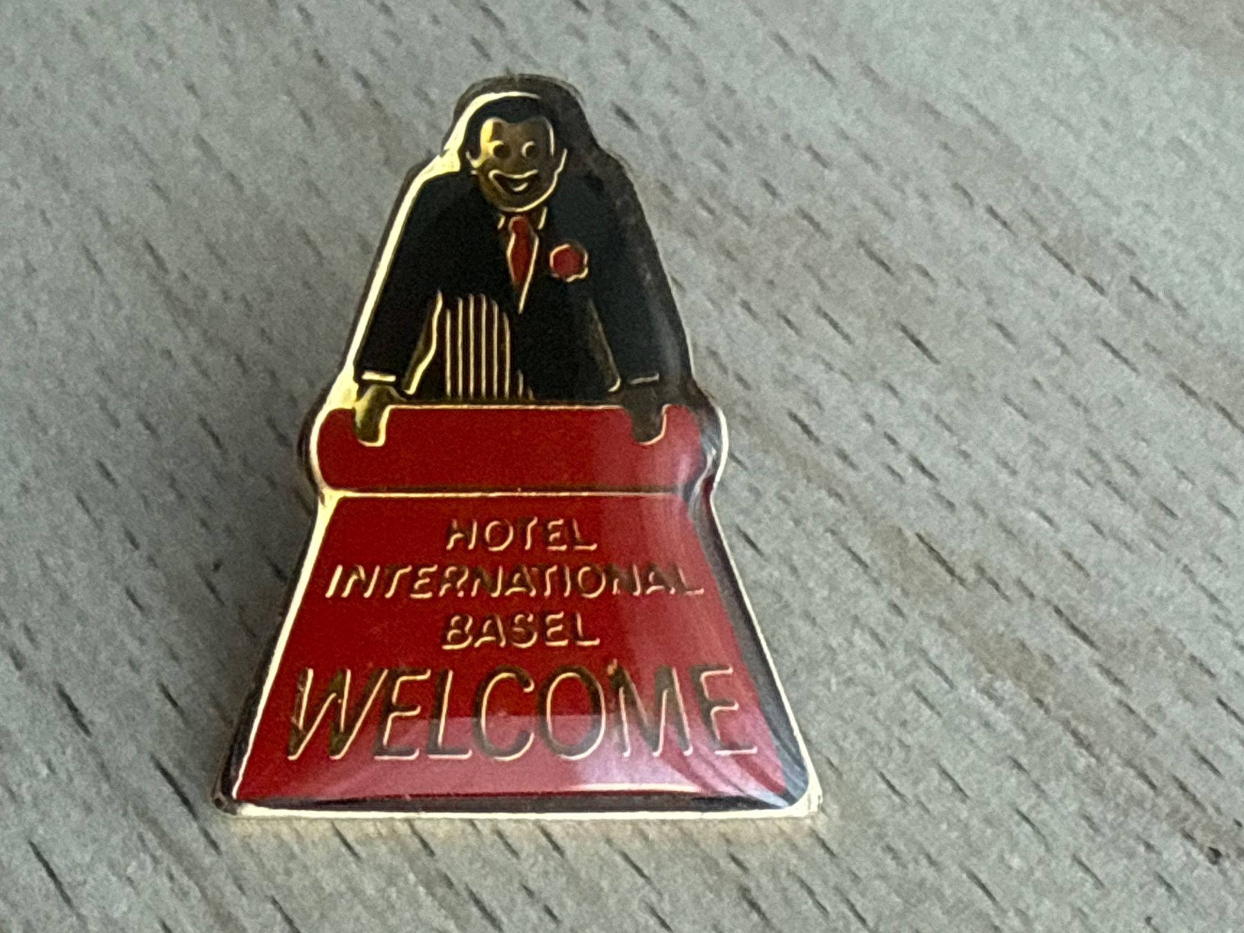 Plaketten & Abzeichen: Pin Hotel International Basel – Gebraucht aus Glattbrugg von Schweigmatt