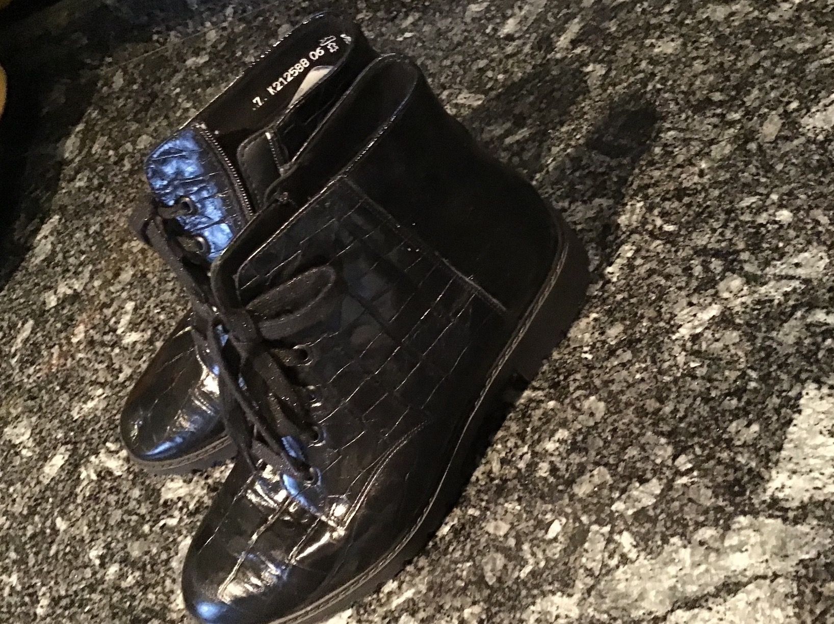 Damenschuhe: solidus Schuh gr. 7 – Neu (gemäss Beschreibung) aus St. Ursen von B1993