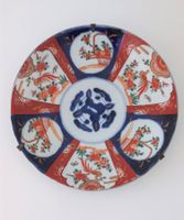 Antiker Imari Teller mit Zikade-Bodenmarke