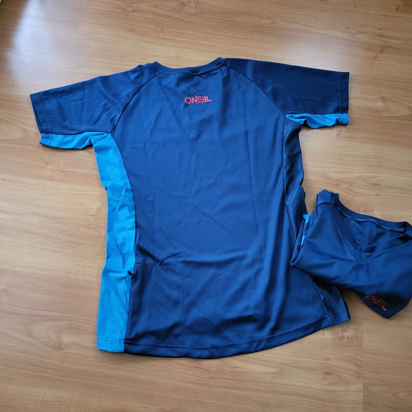 T-shirt: Veloshirt – Usato da Lostorf venduto da Benidomi1 3