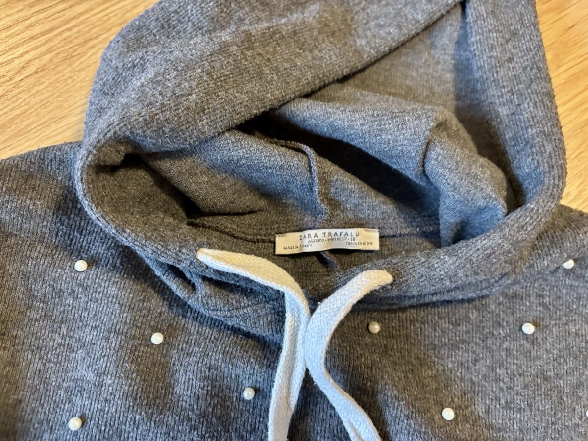 Zara Maglioni & Felpe: Grauer ZARA Knit Kapuzenpullover mit Perlen – Usato da Baden venduto da Tiffany6878 2