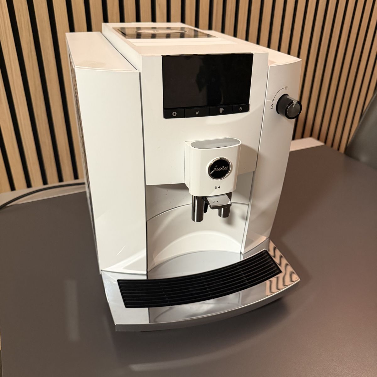 Jura Kaffeemaschinen & Espressomaschinen: Jura E4 Kaffeevollautomat – Gebraucht aus Thun von Nath 1