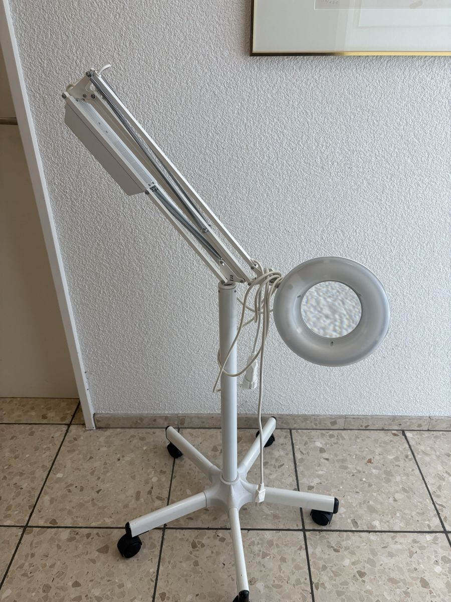 Lampade: Kosmetik-/Lupenlampe mit Rollstativ  – Usato da Madetswil venduto da Lano04